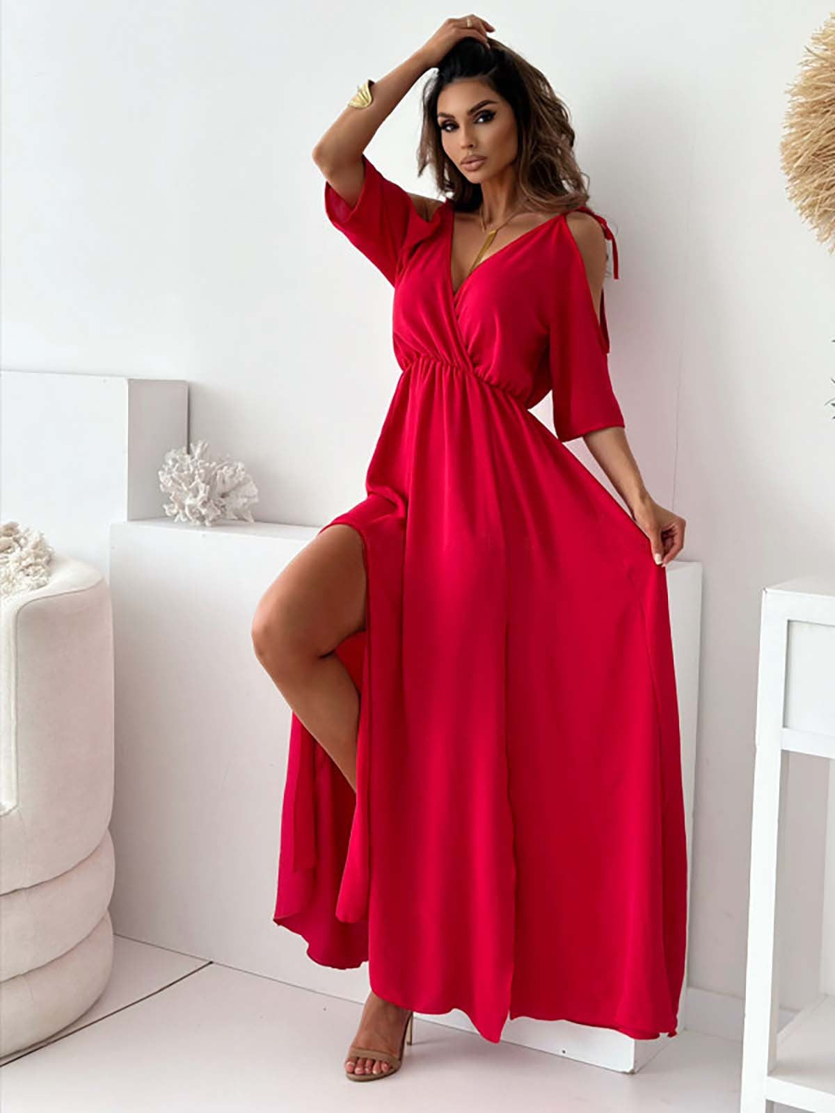 Dellaa – Elegante Jurk met V-Hals en Zijsplit