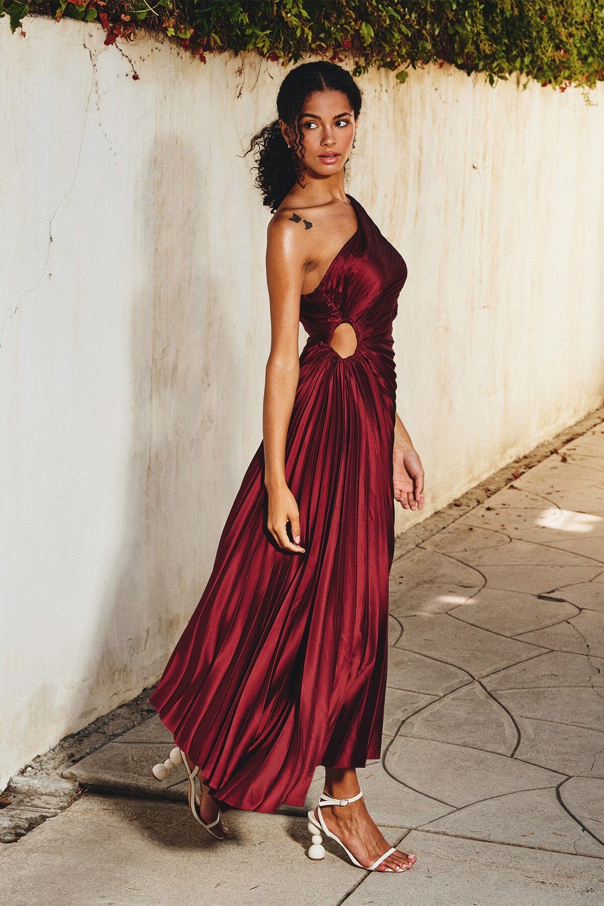Sylviana - One-Shoulder Geplooide Midi Jurk