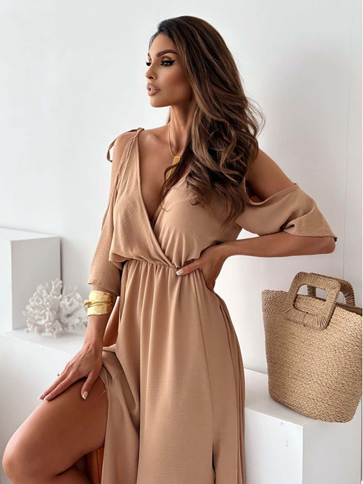 Dellaa – Elegante Jurk met V-Hals en Zijsplit