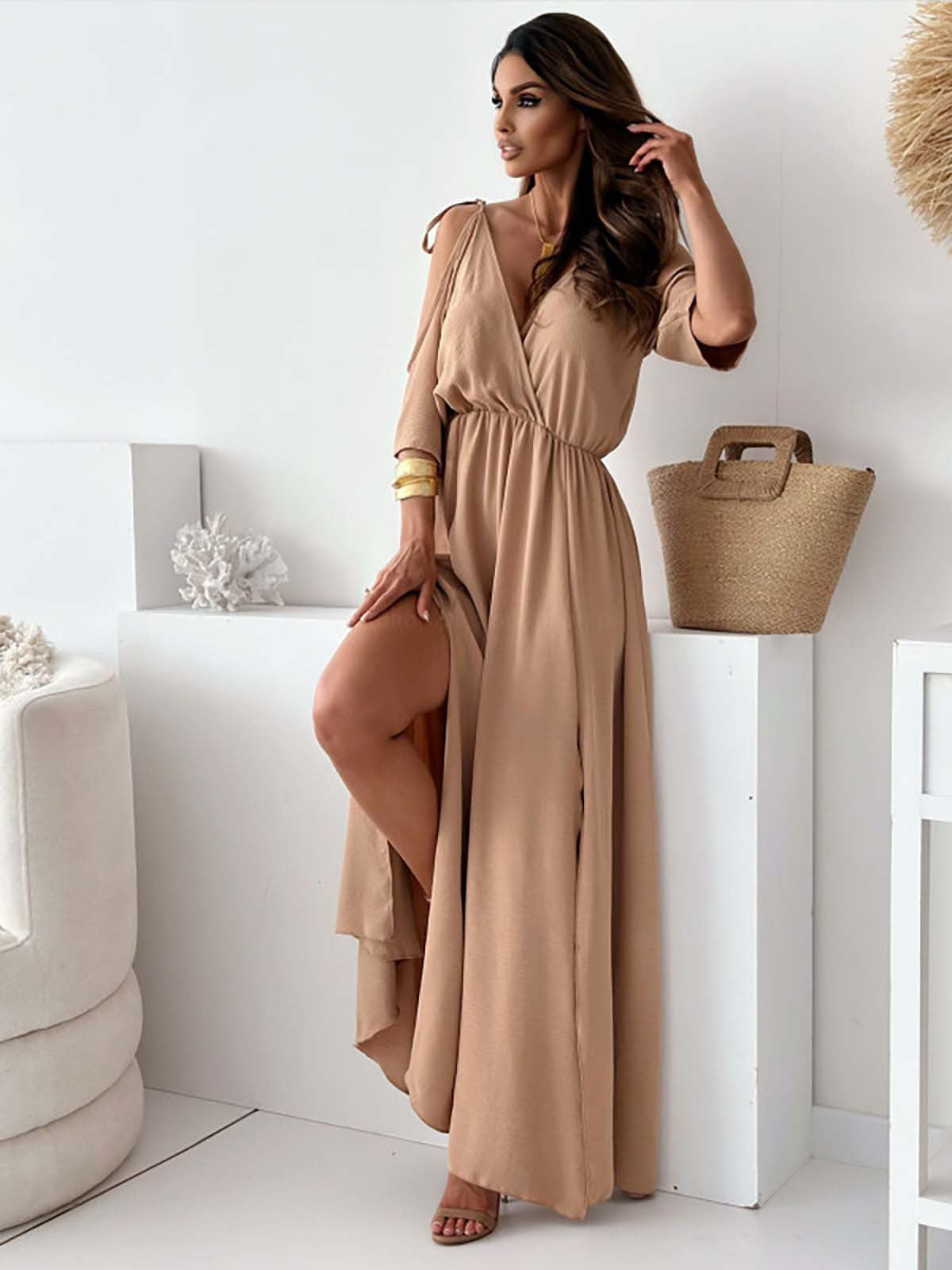 Dellaa – Elegante Jurk met V-Hals en Zijsplit