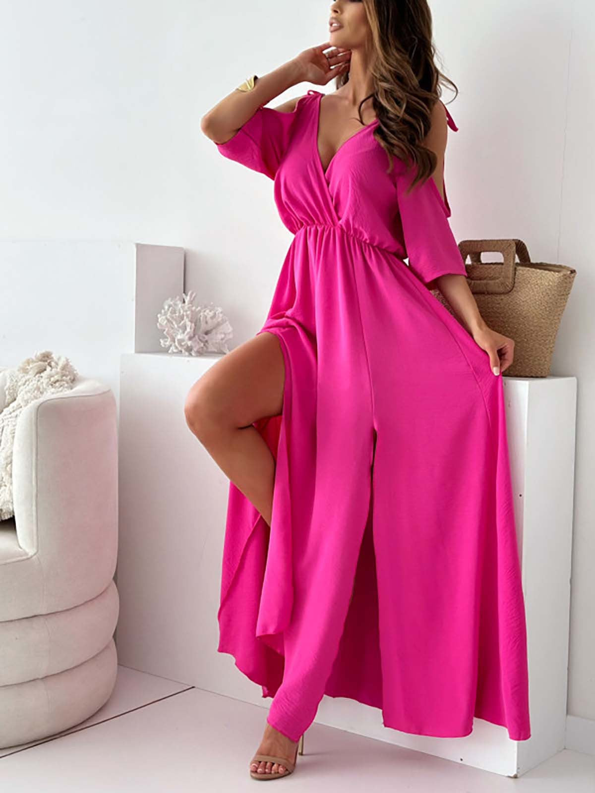 Dellaa – Elegante Jurk met V-Hals en Zijsplit