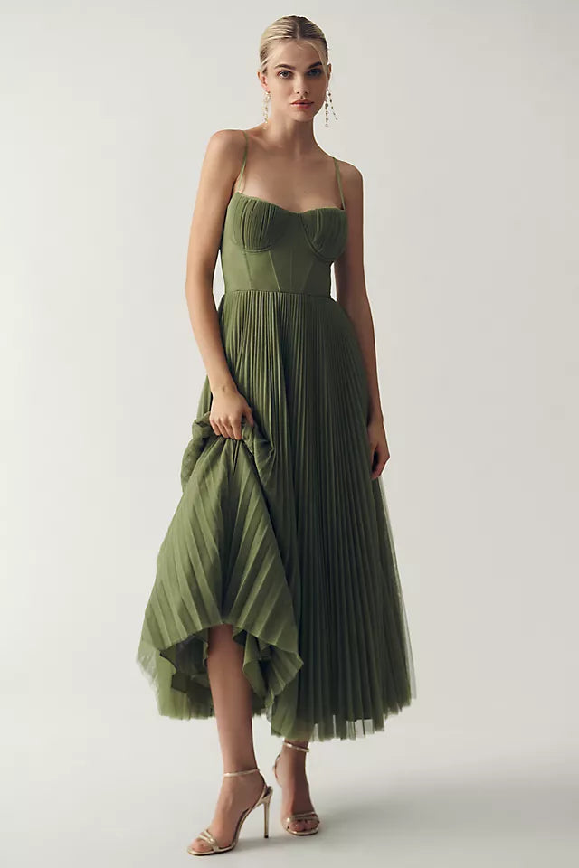 Claire – Geplooide tulejurk met asymmetrisch drapé