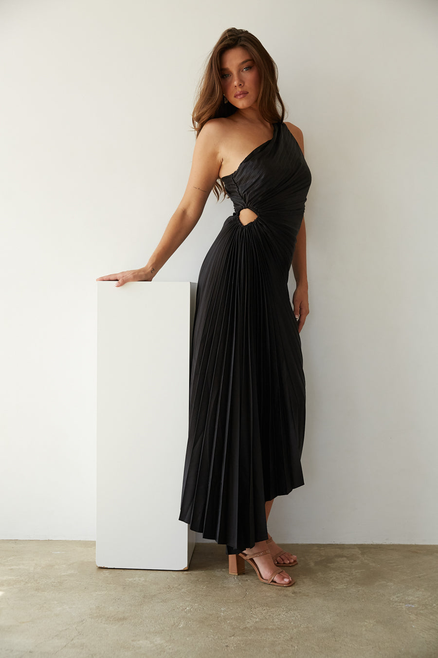 Sylviana - One-Shoulder Geplooide Midi Jurk